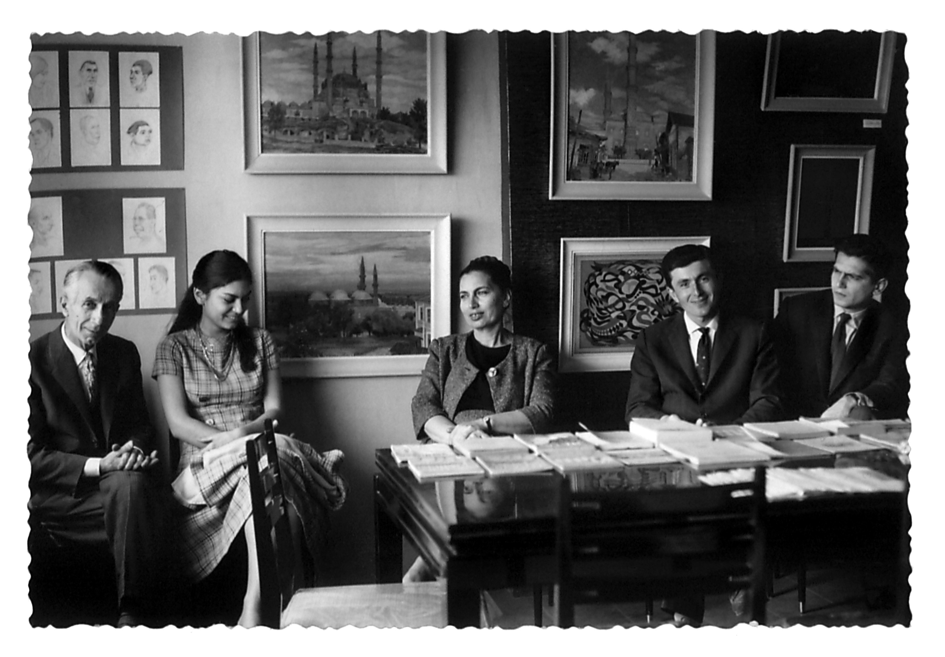 1963 yılında Fadime Baltacıoğlu’nun hocası Mahmut Cûda ile birlikte İstanbul Galeri Moderno’da açtığı ilk resim sergisi. Ressam Mahmut Cûda, ressam Fadime Baltacıoğlu, annesi Samime Baltacıoğlu, Haldun Özen ve Dr. Kayıhan Aydoğmuş (İstanbul Üniversitesi Tıp Fakültesi Çocuk psikiyatrisi (soldan sağa)