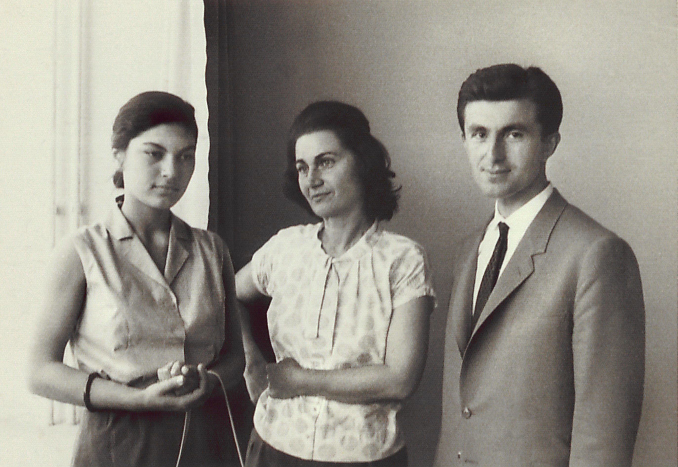 Ressam Fadime Baltacıoğlu, Saadet Hanım (Türk Dil Kurumu çalışanı) ve Haldun Özen (soldan sağa)