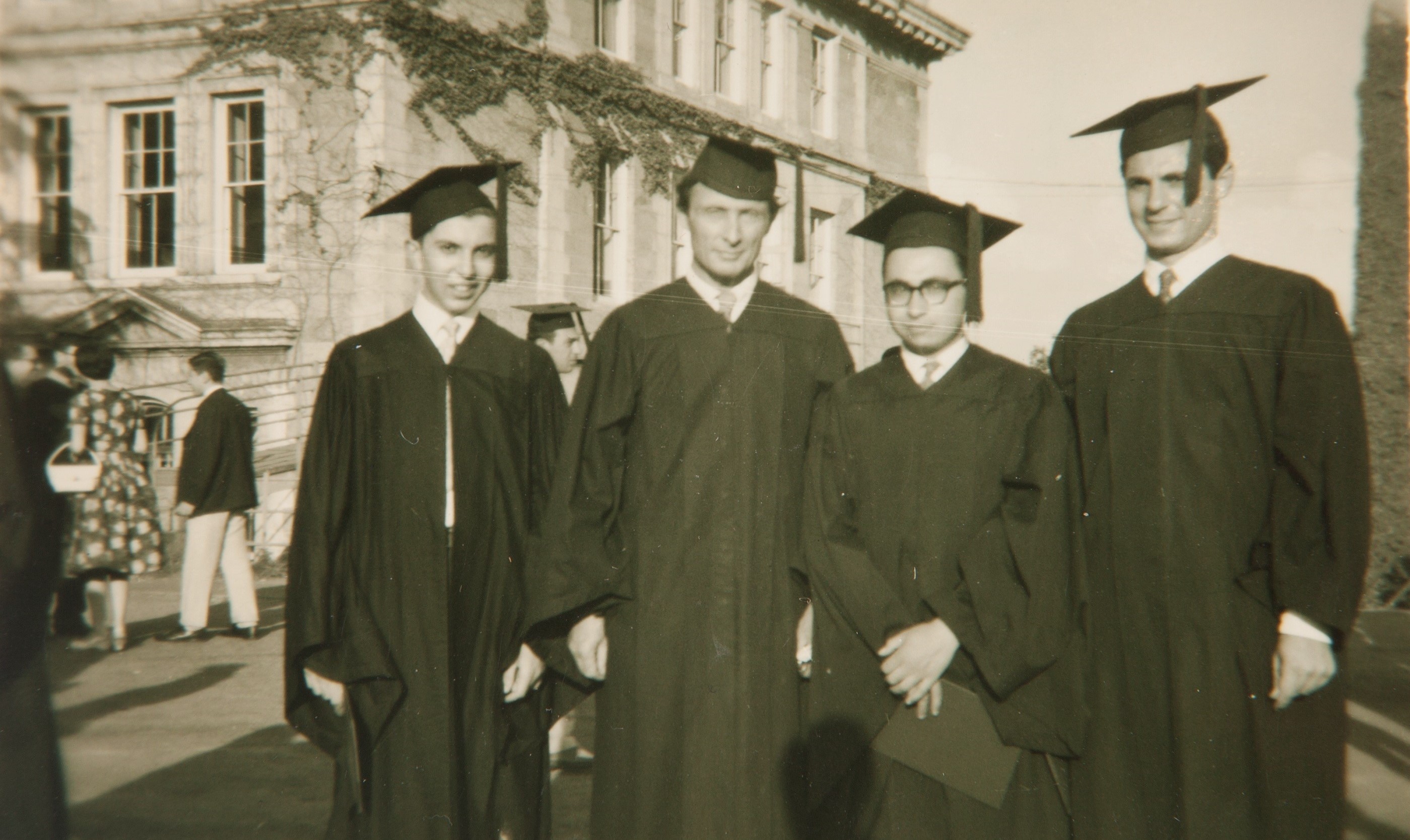 Traugott Fuchs’un Boğazici Üniversite’sinde öğrencileriyle birlikte fotoğrafı