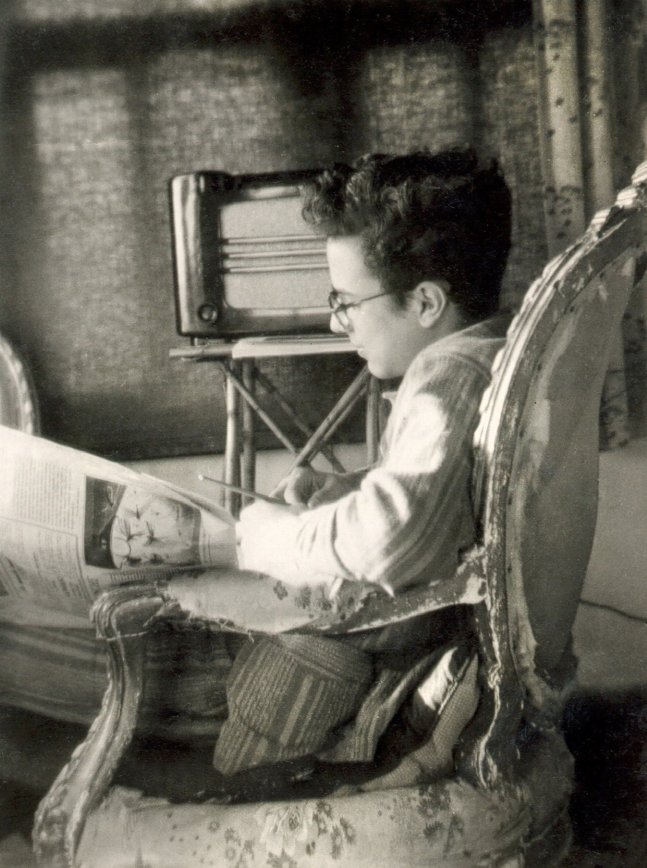 Feza Gürsey’s childhood photo. Throughout his life he did not change this working layout, only the radio was replaced by a TV and a stereo, and the chair was replaced when it got old. 