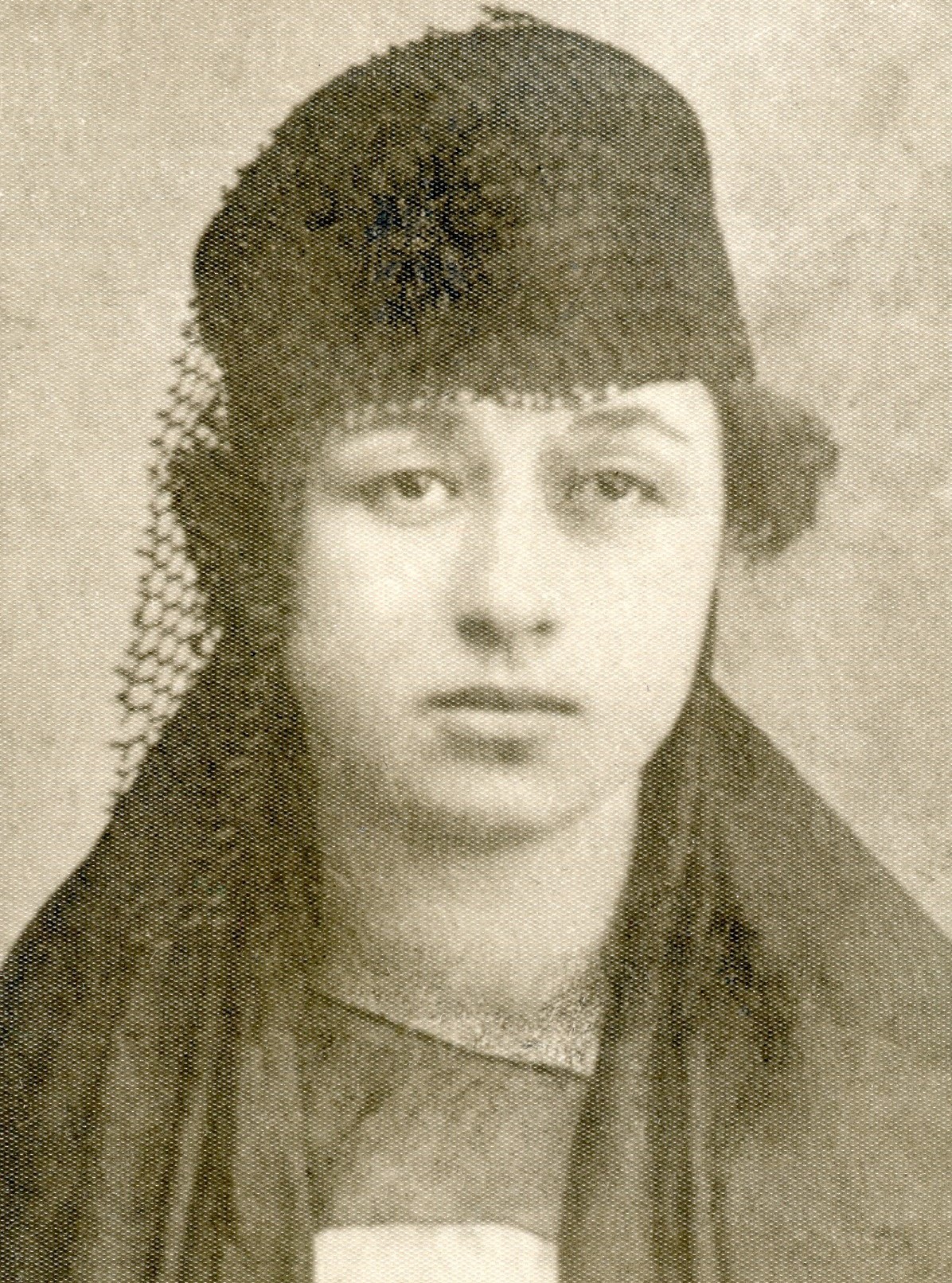 Feza Gürsey’s mother Remziye Hisar’s photo in her youth 