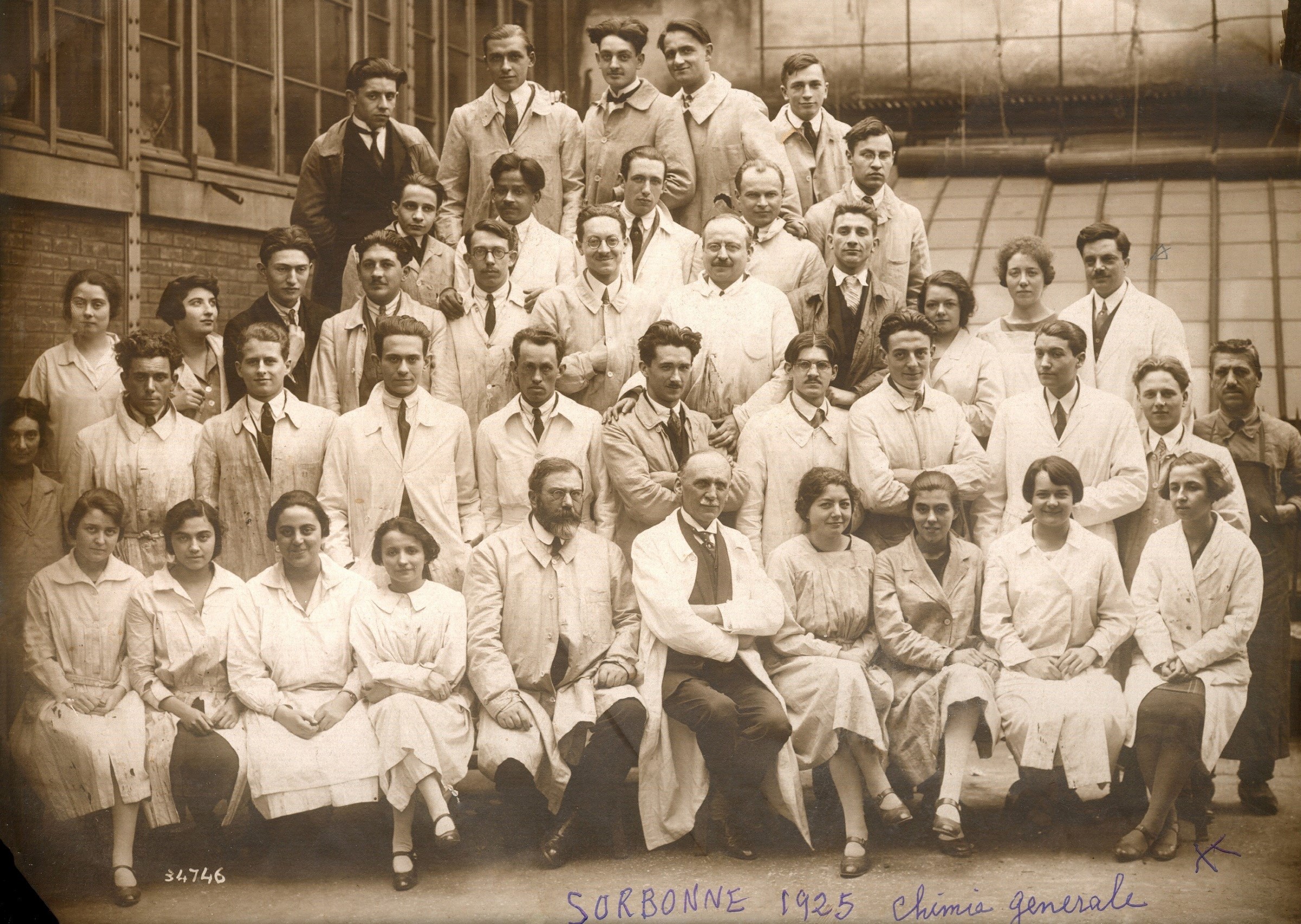 Remziye Hisar sitting on the first row on the first-right, Reşit Süreyya at the head of the third row, Sorbonne University, 1925 