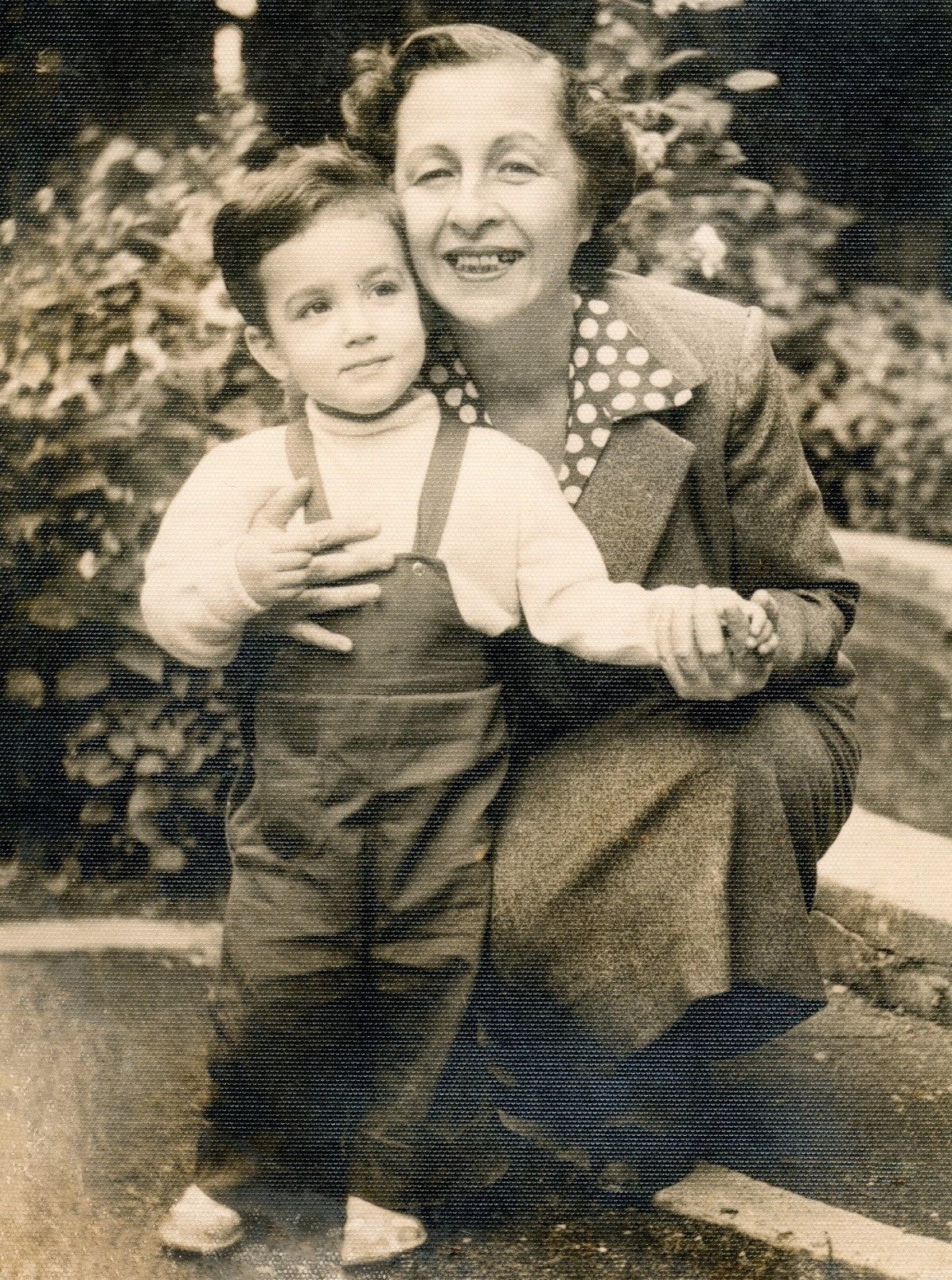 Feza Gürsey’s childhood photo taken together with his mother Remziye Hisar