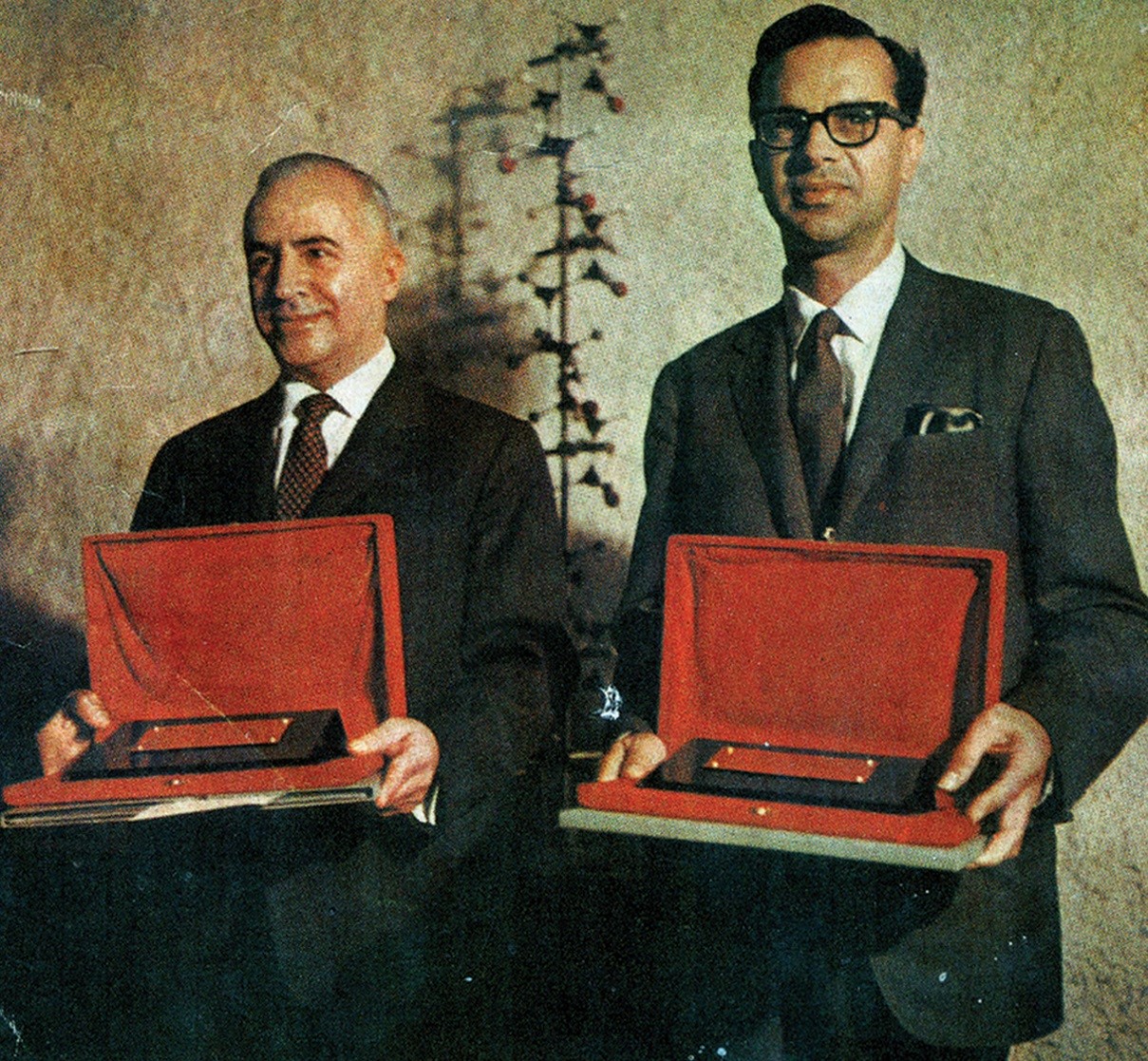 Feza Gürsey at TÜBİTAK Science Award ceremony together with Professor. Dr. Bahattin Baysal, 11 November 1968.