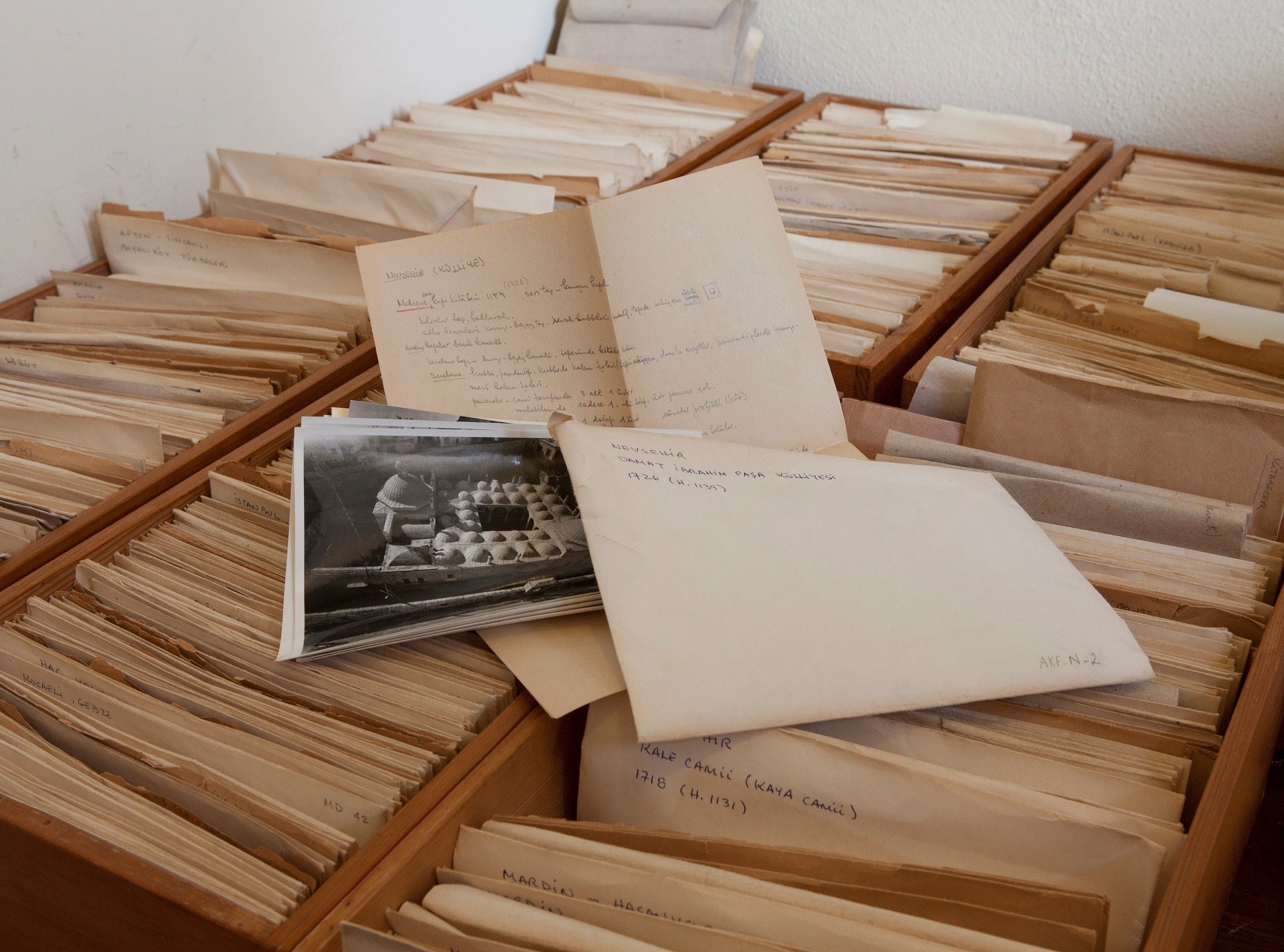 Aptullah Kuran’s notes pertaining to Seljuk and Ottoman architectural buildings and artifacts organized in alphabetical order in envelops