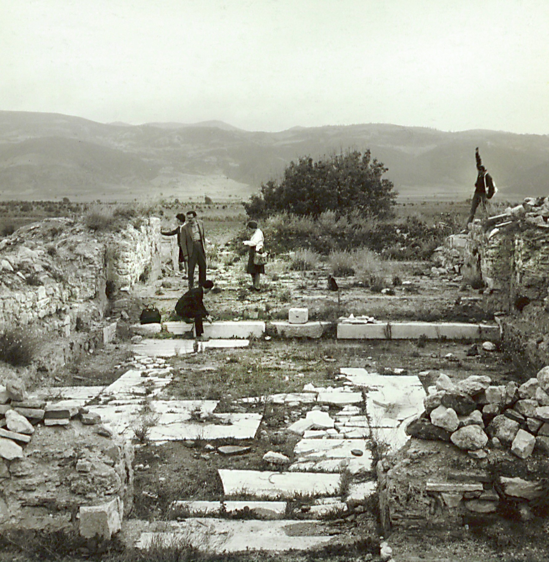 Aptullah Kuran at Iznik Orhan Mosque and Public Bath, with a group of students including İnci Aslanoğlu ve Ömür Bakırer
