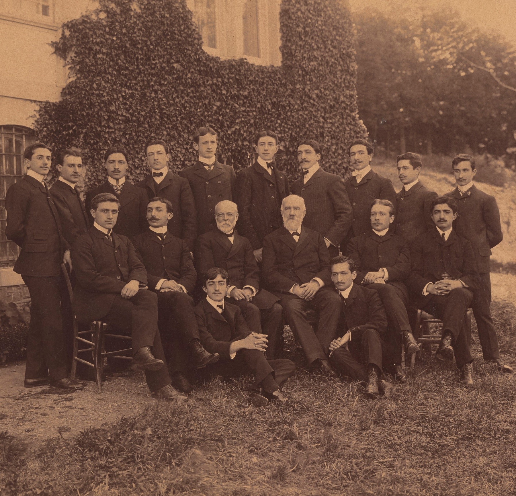 Dr. Caleb Gates’in mezun ettiği ilk sınıf öğrencileriyle birlikte Dr. Gates ve Dr. Washburn (ortada merkezde), 1904