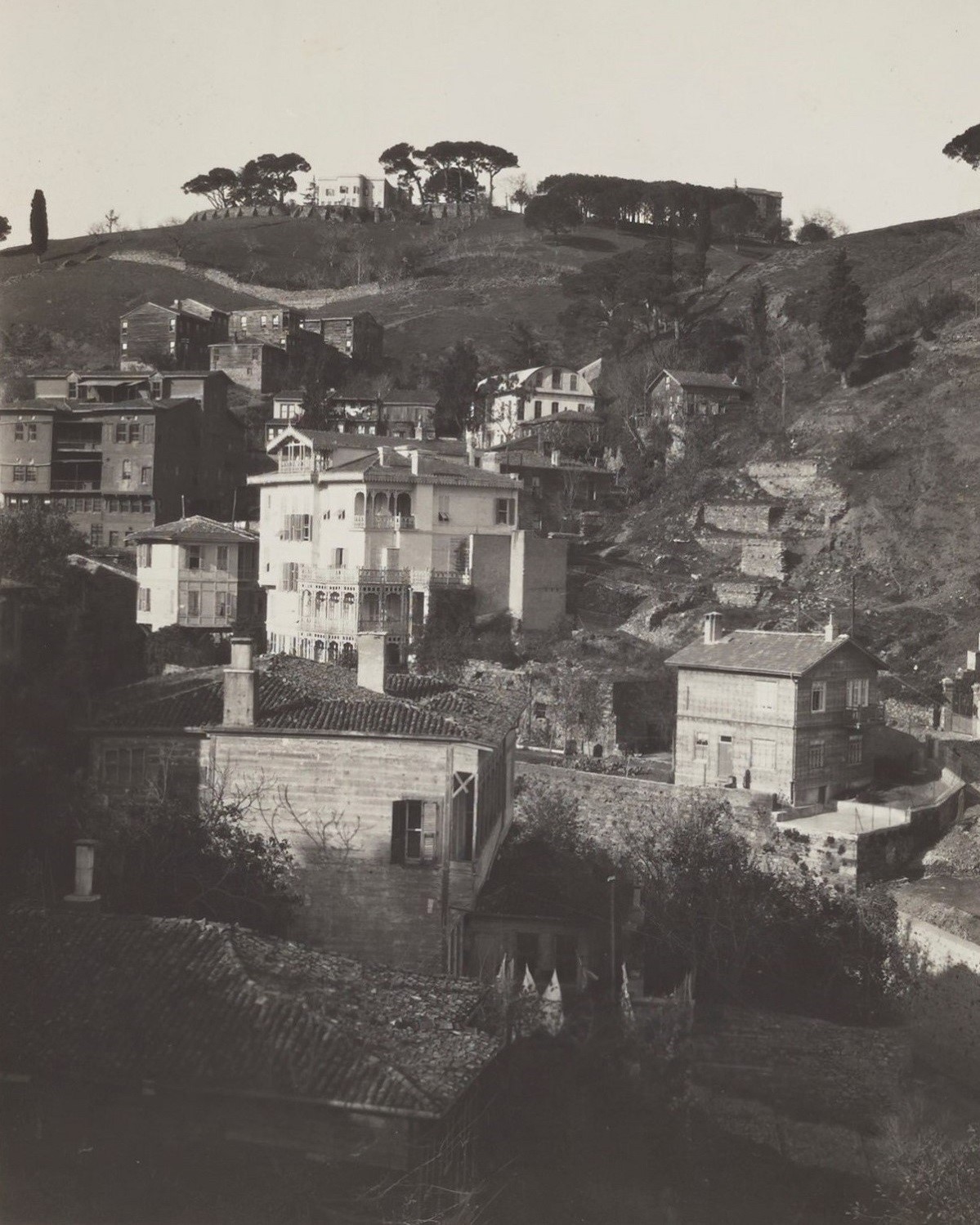 Üst sağ köşede bulunan yuvarlak çatılı ev Cyrus Hamlin’in fırın olarak kullandığı yer, en solda merkezde yer alan yer ise Heiser Han