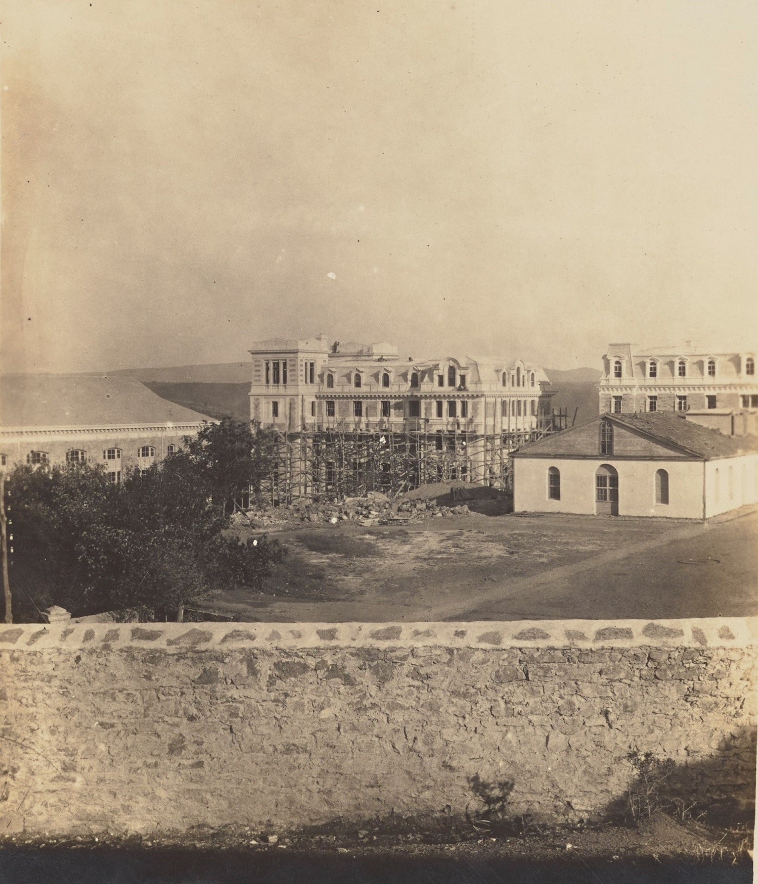 Günümüzde İktisat ve İdari Bilimler Fakültesi olarak kullanılan Washburn Hall inşaat aşamasında, sağ tarafta ise bugün var olmayan eski çalışma salonu, 1908