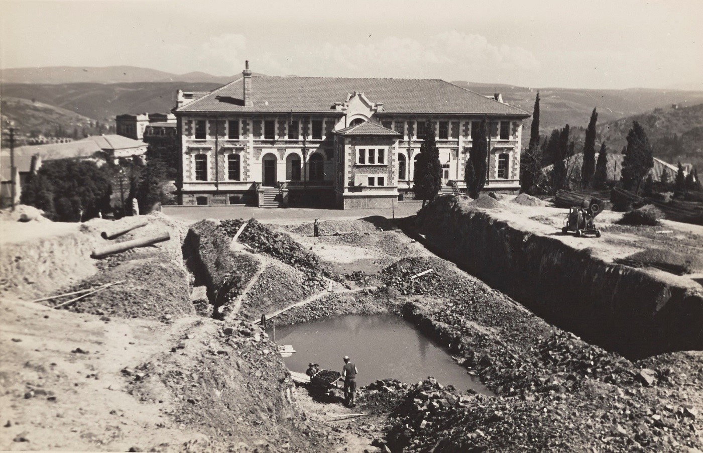 Günümüzde Temel Bilimler Binası olarak kullanılan Anderson Hall’un arkadan görünümü, 1 Nisan 1960