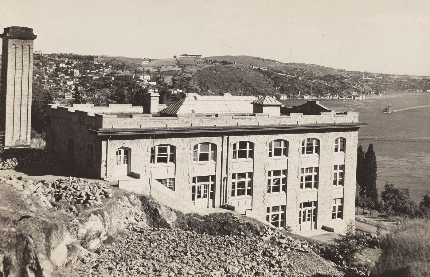 Günümüzde idari birimlerin yer aldığı, Robert Kolej Mühendislik Binası olarak inşa edilmiş olan Gates Hall 