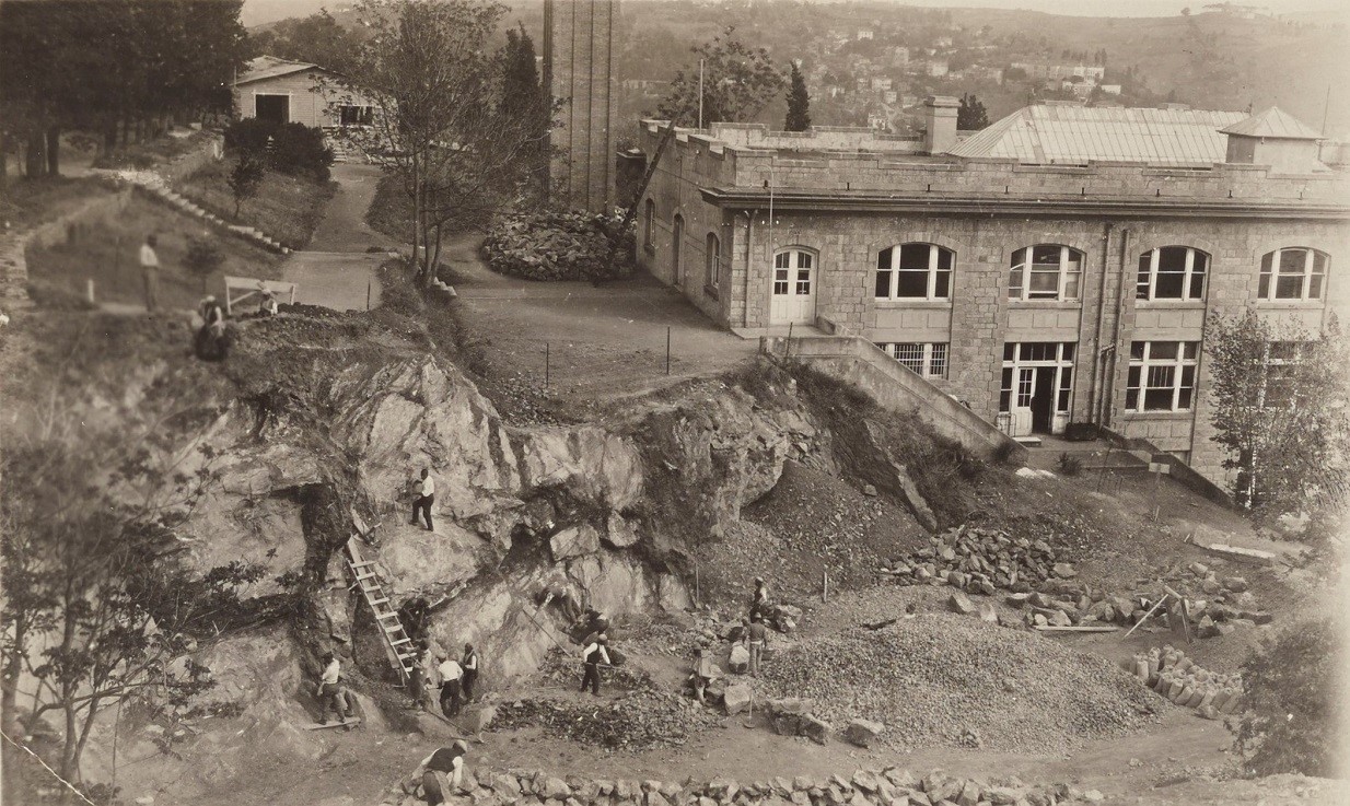 Günümüzde Rektörlük ve idari birimlerin yer aldığı, ilk olarak kütüphane olarak inşa edilmiş olan Van Millingen Hall, 1930’ların ilk yılları