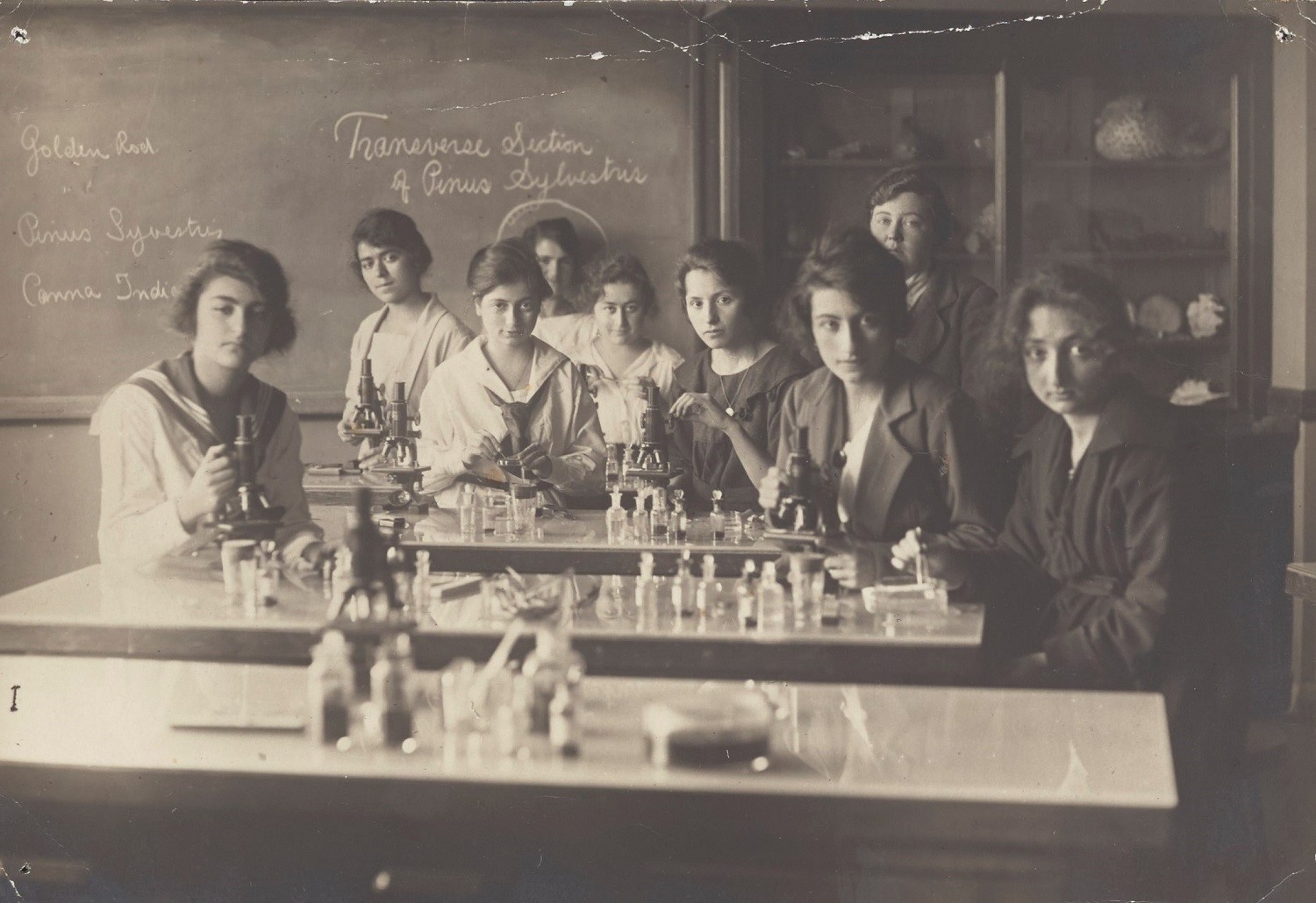 Biology class, Dr. Murray Scott and assistant Electra Theocharides together with the students, 1920-1921). CU-RBML, ACG Documents