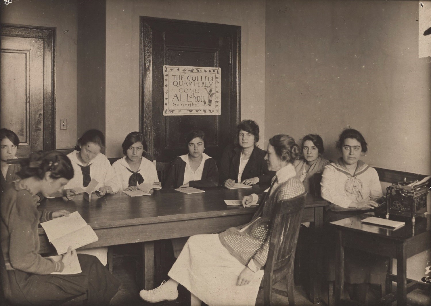 The College Quarterly Editör Komitesi, öğrenciler Bayan Kinney ile birlikte, 1921. CU-RBML, ACG Evrakı