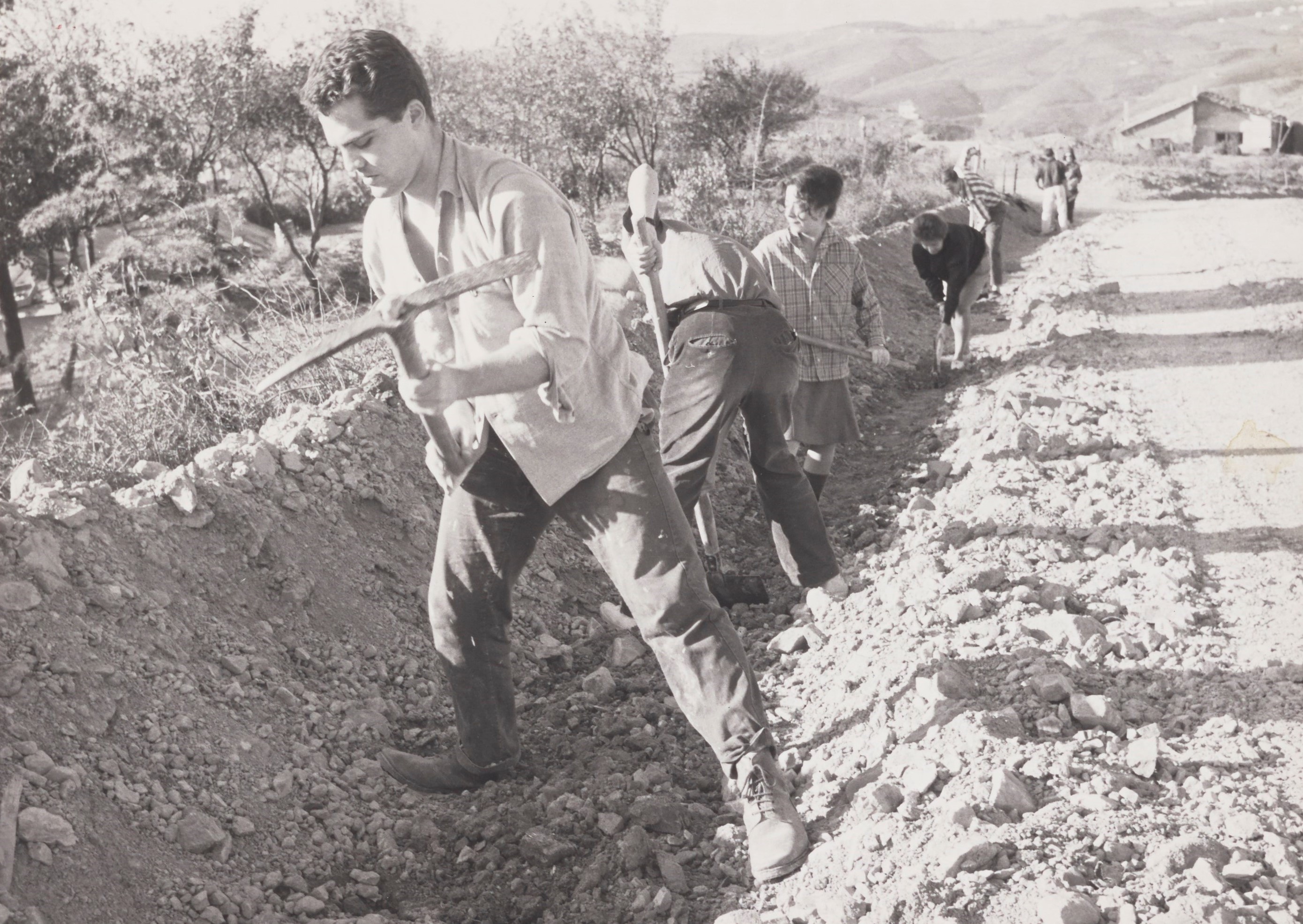 Sosyal Hizmetler Kulübü Anadolu’da yeni bir okul inşa etmek için yaz çalışma kampında, 1968