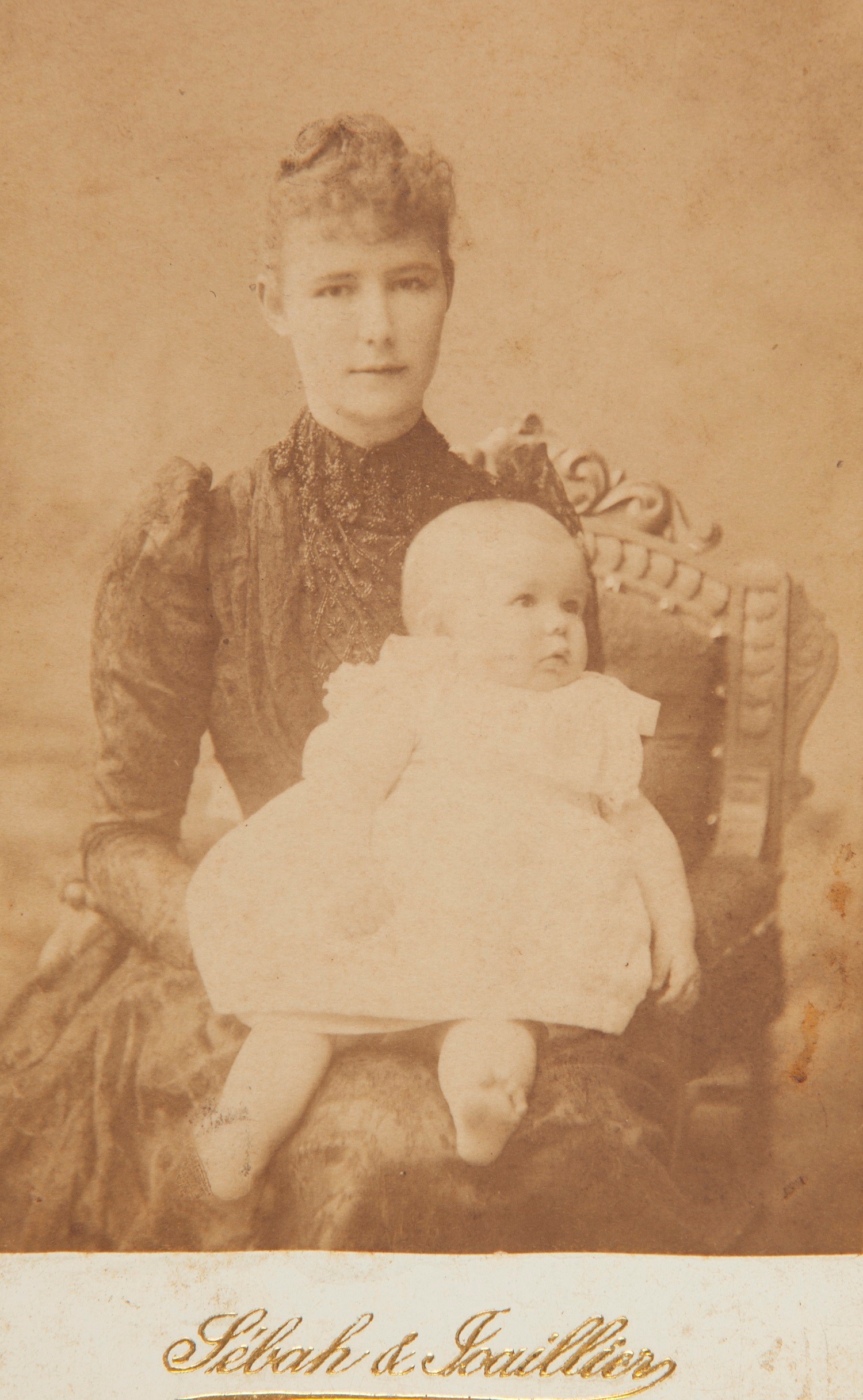 Eveline Thomson, annesi Olivia Thomson’un kucağında, 1889 (fotoğraf: Sébah & Joaillier)