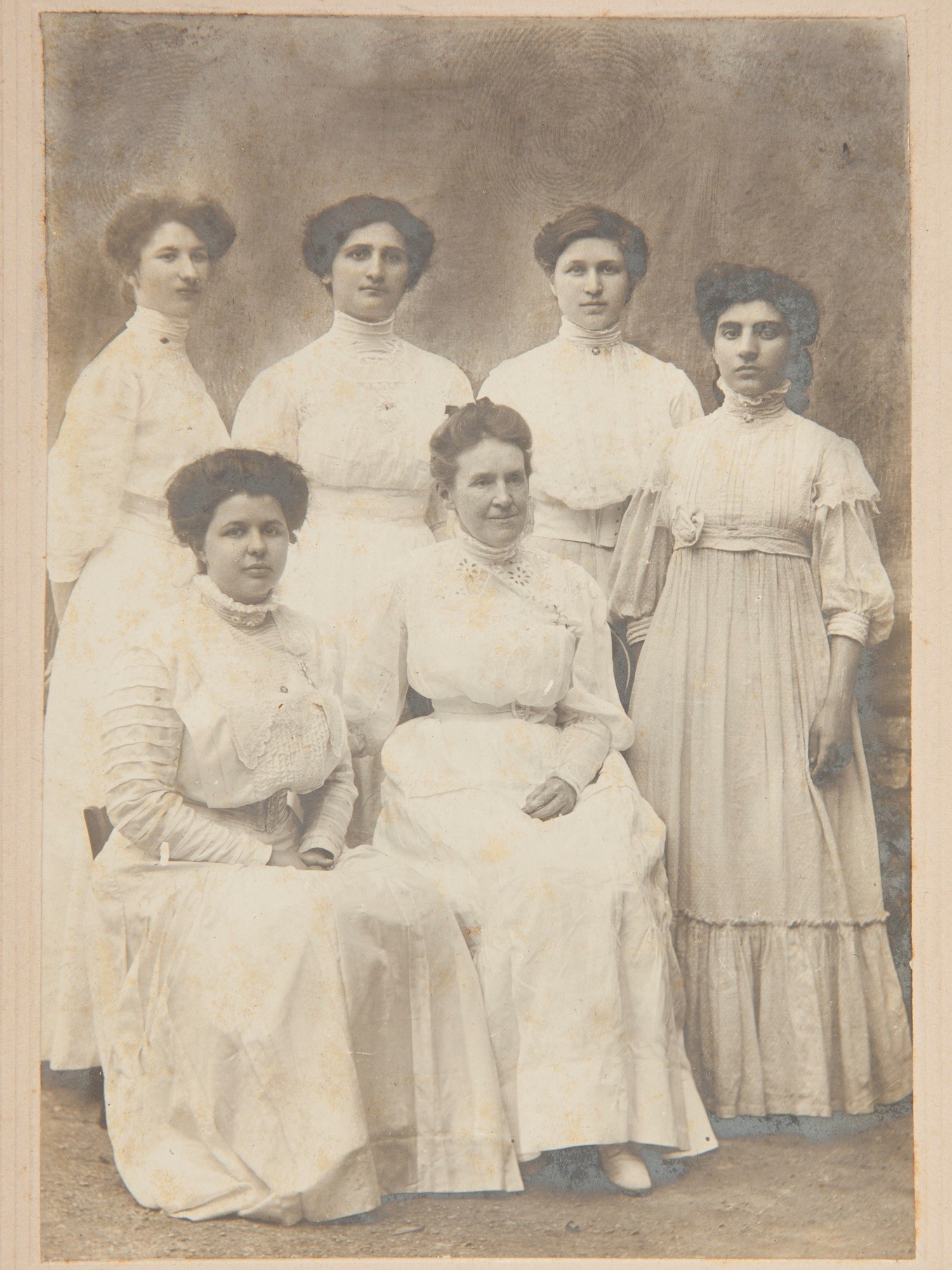 Eveline Thomson (front-left), and next to her Isabell Dodd, her teacher, American College for Girls, 1909 (Tchobanian Fréres)