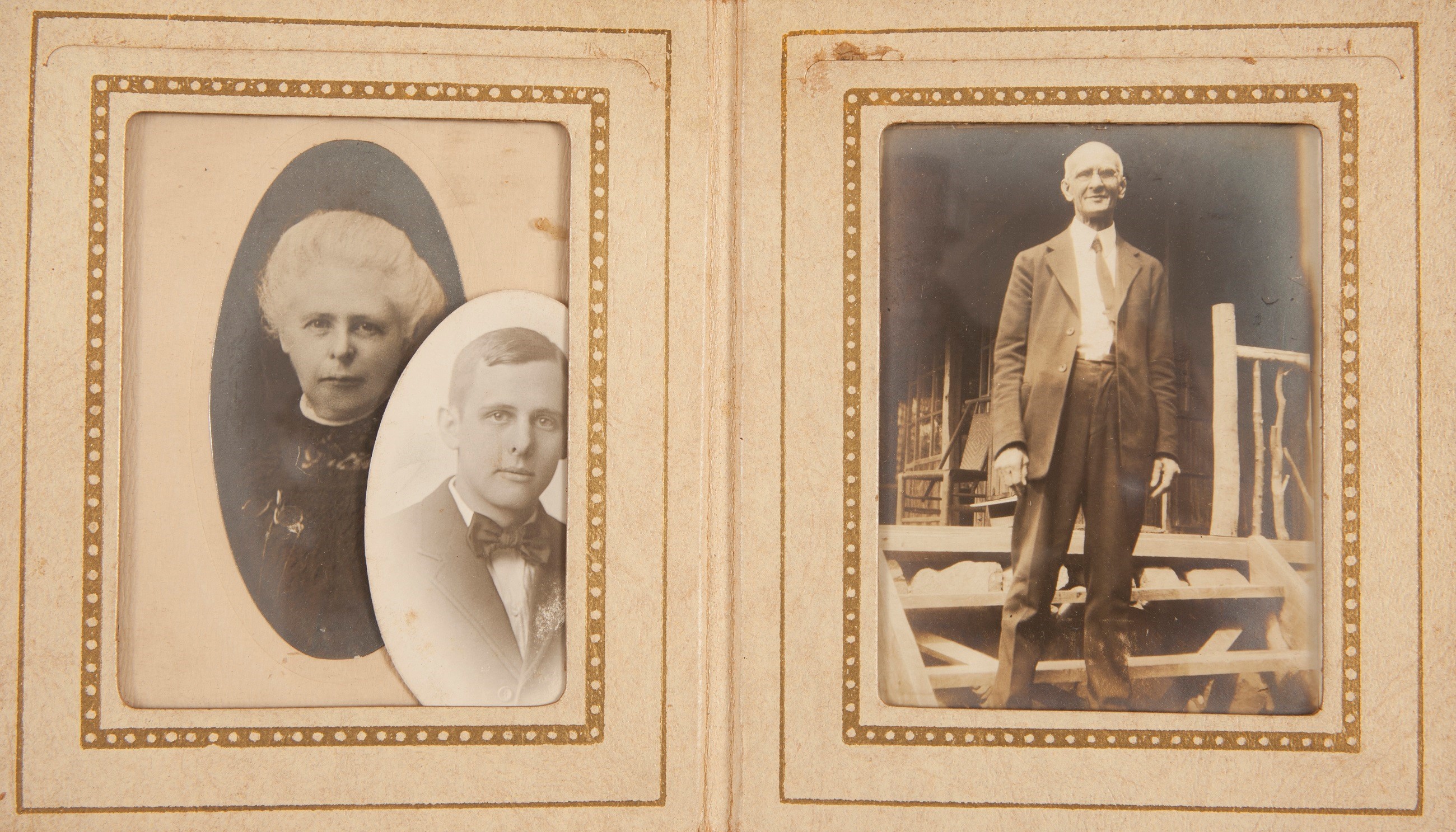 Harold Lorain Scott, his mother and his father Job Hart Scott